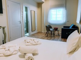 笔记本电脑工作区、免费 WiFi、床单