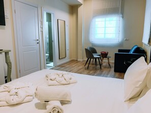 手提電腦工作空間、免費 Wi-Fi、床單