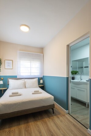 Standard Double Room | Bathroom | Shower, towels - Domus Bat Galim Hotel (Haifa)