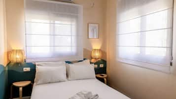 Habitación económica | Espacio para trabajar con laptop, wifi gratis y ropa de cama