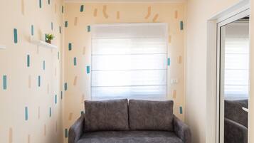 Studio | Skrivebord for bærbar PC, wi-fi (inkludert) og sengetøy