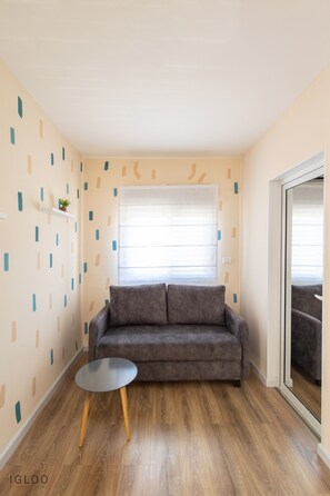 Studio | Skrivebord for bærbar PC, wi-fi (inkludert) og sengetøy