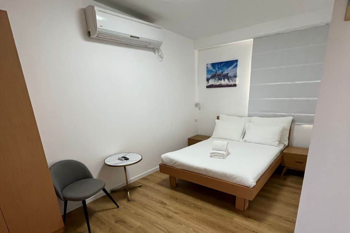 Signature Double Room | Laptop workspace, soundproofing, WiFi (free), bed sheets