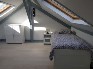 2 bedrooms, travel cot, free WiFi, bed sheets