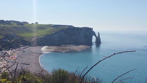 Ideally located 2 minutes' walk from the sea and cliffs.