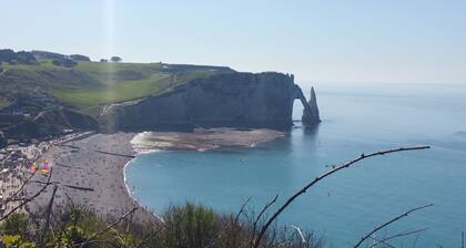 Ideally located 2 minutes' walk from the sea and cliffs.