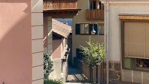 A narrow street with buildings on either side, featuring balconies and a small tree. - Apartment in the wine and leisure idyll of Klöch. (Klöch)