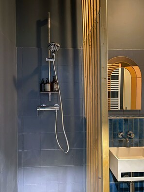 Douche, séchoir à cheveux, peignoirs, serviettes fournies