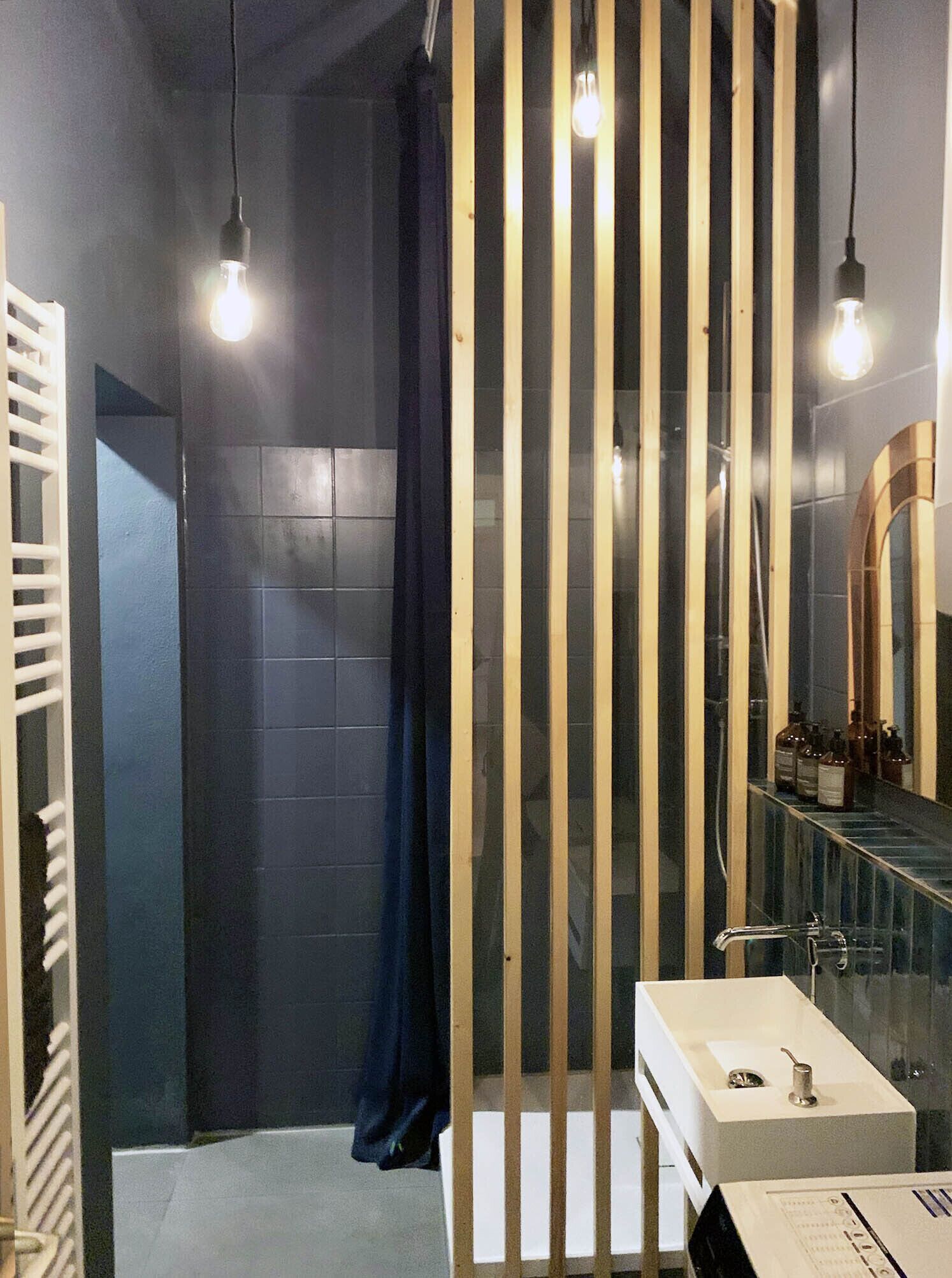 Douche, sèche-cheveux, peignoirs, serviettes fournies
