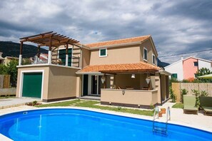 Outdoor pool - Holiday Home Lorena Split (Kaštel Lukšic)