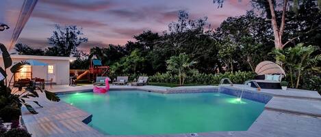 Una piscina al aire libre