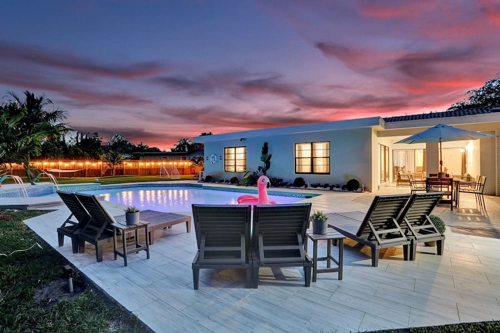 7 Br Home with Pool Gameroom & Soccer - Hollywood, FL