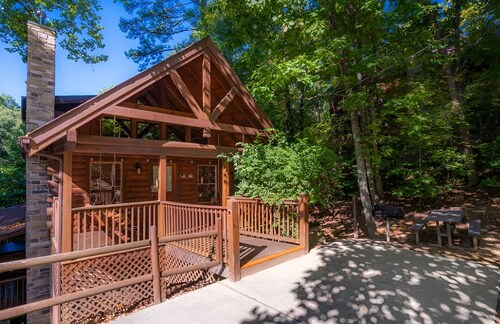 3 BR/2.5 BA NEAR PARKWAY, GAME ROOM, FIREPLACE, HOT TUB,REAL LOG CABIN,PETS OK!