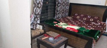 Habitación doble | Espacio para trabajar con un portátil y wifi gratis