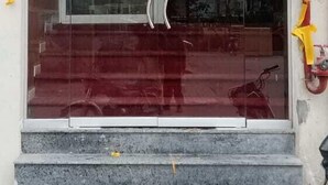 Exterior del Hotel Ayaz, con entrada de vidrio, un cartel con el nombre del hotel y una escalera que conduce a la entrada.