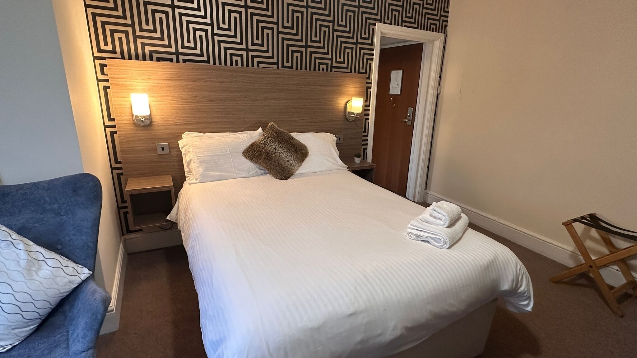 Klassieke tweepersoonskamer | Individueel gedecoreerd, individueel gemeubileerd, een bureau