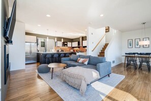 Smart TV, fireplace, offices - Luxurious Seattle townhome w/ Mt Rainier and skyline views! (Seattle)