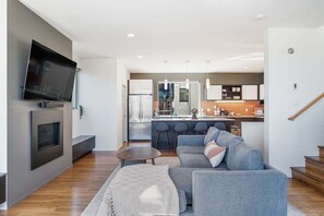 Smart TV, fireplace, offices - Luxurious Seattle townhome w/ Mt Rainier and skyline views! (Seattle)