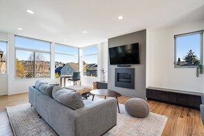 Smart TV, fireplace, offices - Luxurious Seattle townhome w/ Mt Rainier and skyline views! (Seattle)