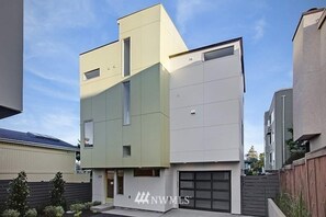 Exterior - Luxurious Seattle townhome w/ Mt Rainier and skyline views! (Seattle)