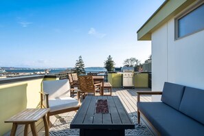 Outdoor dining - Luxurious Seattle townhome w/ Mt Rainier and skyline views! (Seattle)