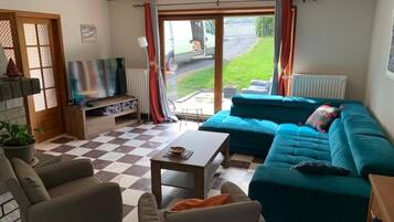 Een televisie, een open haard en boeken