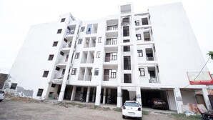A multi-story building with balconies and a garage. - Hotel Royal Avenue By F9 Hotels (New Delhi)