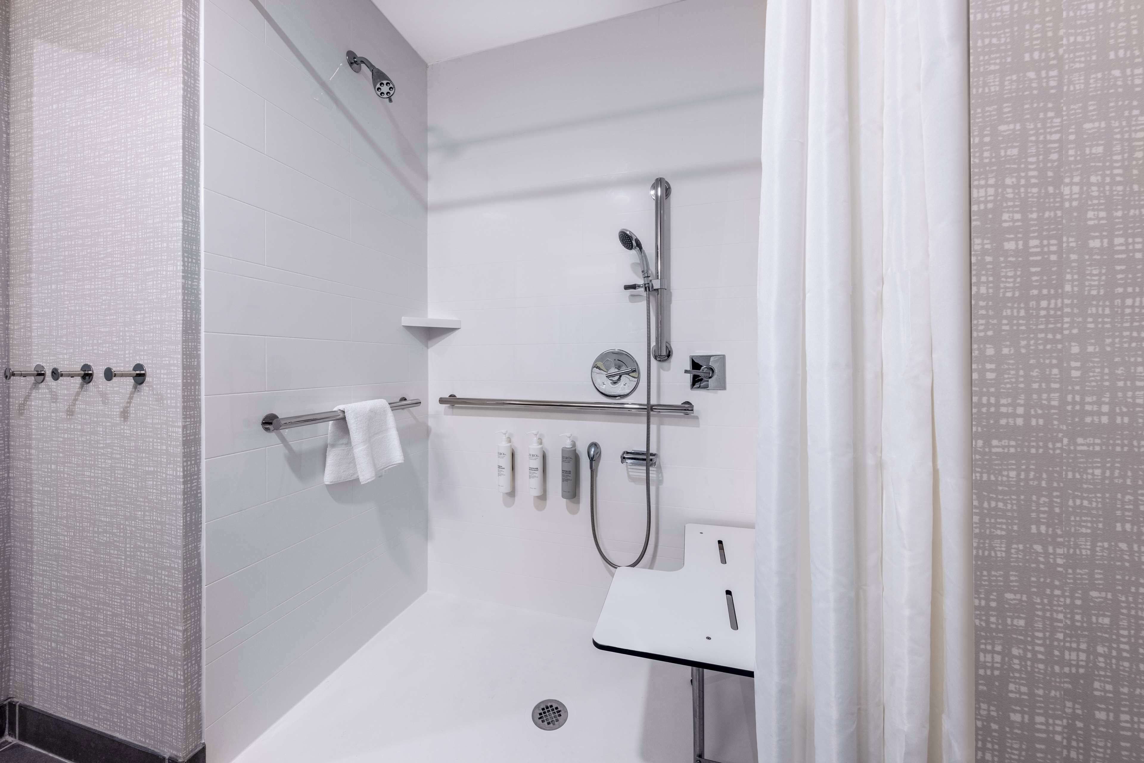 Rom, 2 queensize-senger, tilpasset bevegelseshemmede, mikrobølgeovn (Roll-In Shower) | Dusj på badet