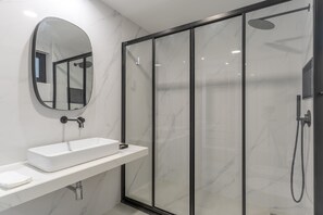 Departamento urbano, 2 habitaciones, para no fumadores, balcón | Baño | Regadera, secadora de cabello, toallas 