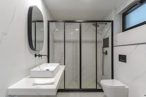 City Apartment, 2 Bedrooms, Non Smoking, Balcony | Bathroom | Shower, hair dryer, towels