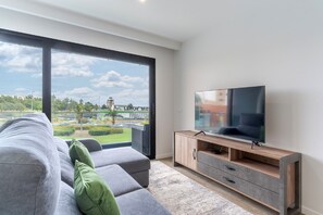 تلفزيون ذكي بحجم 52-بوصة يعرض قنوات تلفزيونية باشتراك مدفوع، تلفزيون