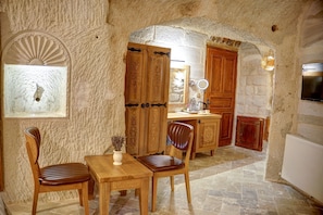 Family Room | Egyptian cotton sheets, premium bedding, down comforters, minibar - Aşk-ı Nare Cave Hotel (Nevsehir)