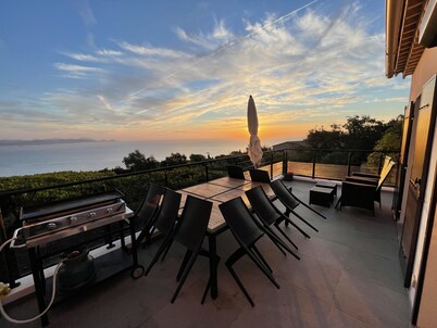 Air-conditioned villa with panoramic sea view and heated pool, 900m from the beach