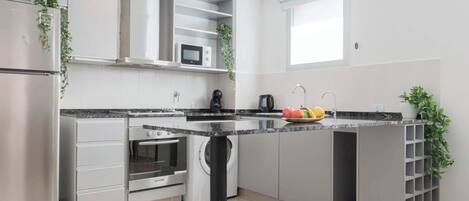 Microonde, macchina per tè/caffè, tostapane, pentole/stoviglie/utensili