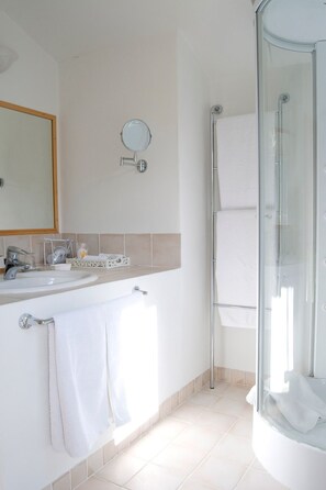 Douche, baignoire à remous, séchoir à cheveux, serviettes fournies