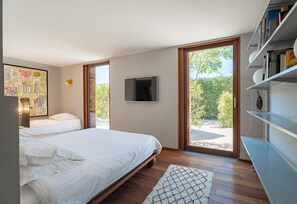 5 室のベッドルーム、セーフティボックス (室内)、デスク、アイロン / アイロン台