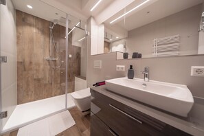 Shower, hair dryer, towels, soap - Modern, cozy vacation apartments to relax NEW opened in May'23 (Bad Bentheim)