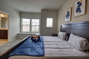 Quarto com cama, janela e cabeceira.
