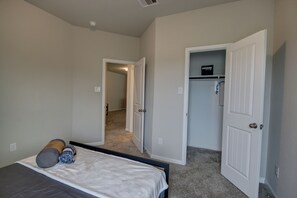 Room - Affordable 3-Bedroom Townhouse With Backyard ~ Double Story (Pet Friendly!) (Rosenberg)