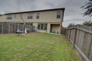 Exterior - Affordable 3-Bedroom Townhouse With Backyard ~ Double Story (Pet Friendly!) (Rosenberg)