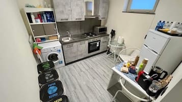 Réfrigérateur, four à micro-ondes, un four, surface de cuisson