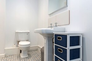 Casa Confort | Baño | Tina, toallas, shampoo 