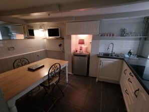 Frigorífico, microondas, horno y placa de cocina