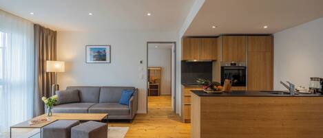Un appartement moderne comprenant un salon, une kitchenette et un coin repas.