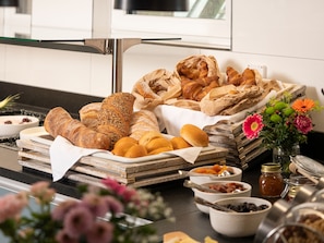 Daily full breakfast (CHF 15 per person)