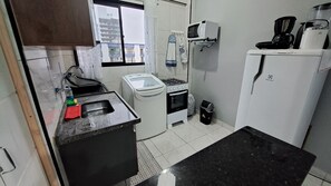 Geladeira, micro-ondas, fogão, cooktop