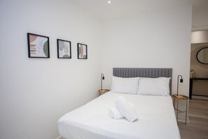 2 habitaciones, tabla de planchar con plancha, wifi y ropa de cama