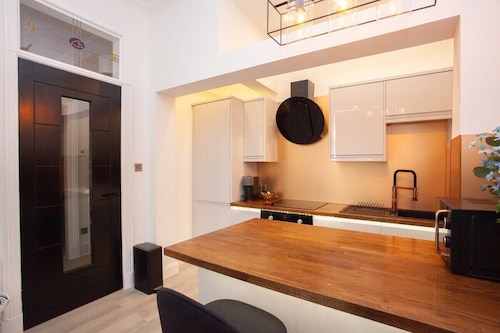Spacious Modern Apartment in Glasgow West End