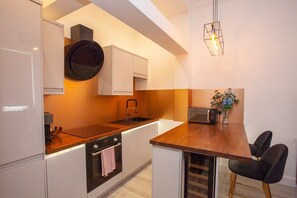 Fridge, microwave, oven, stovetop - Spacious Modern Apartment in Glasgow West End (Glasgow City)
