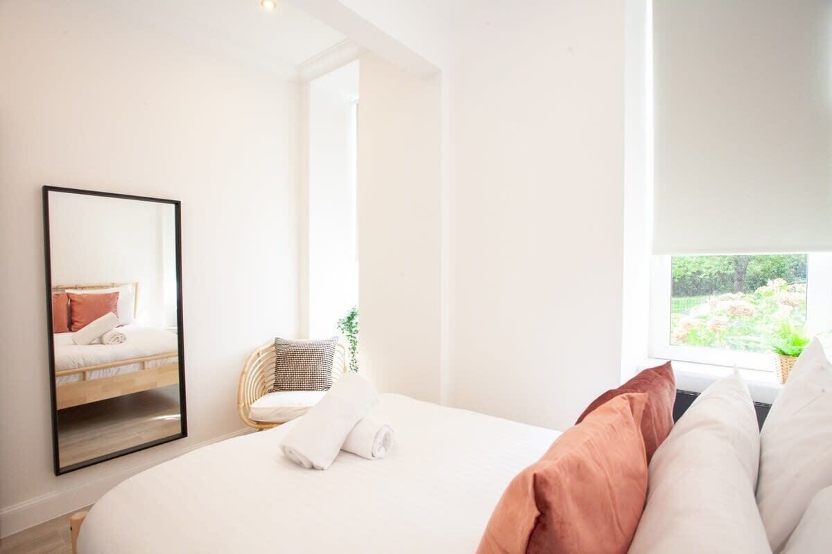 1 habitación, tabla de planchar con plancha, cuna de viaje y wifi 